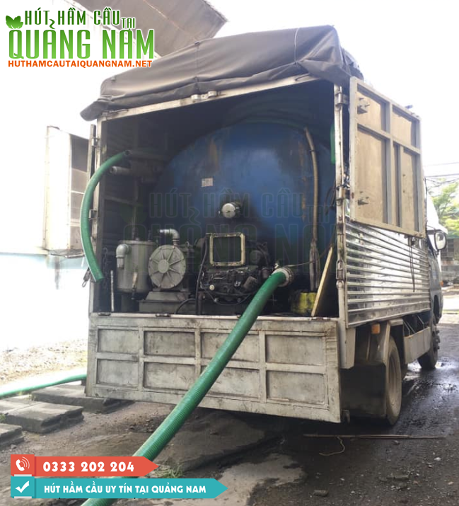 Xe của công ty hút hầm cầu Quảng Nam tiến gần vào khu vực hầm cầu cần thi công